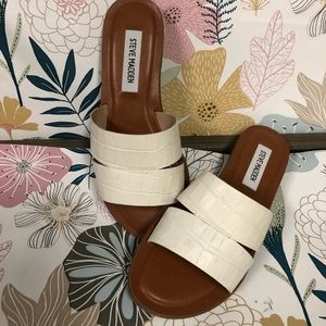 NWT 🏷 White Sandals